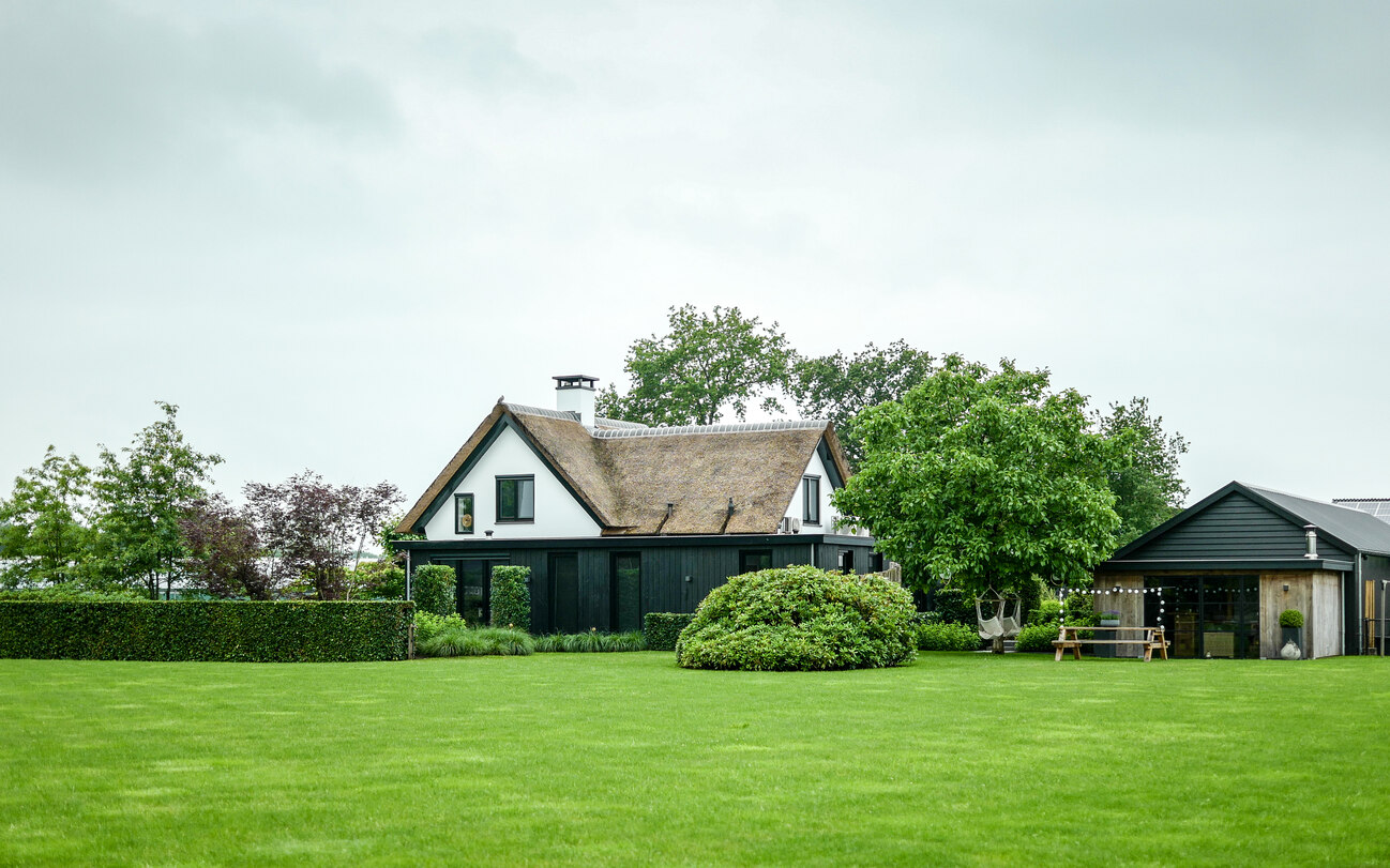 Ruim opgezette tuin met veel groen